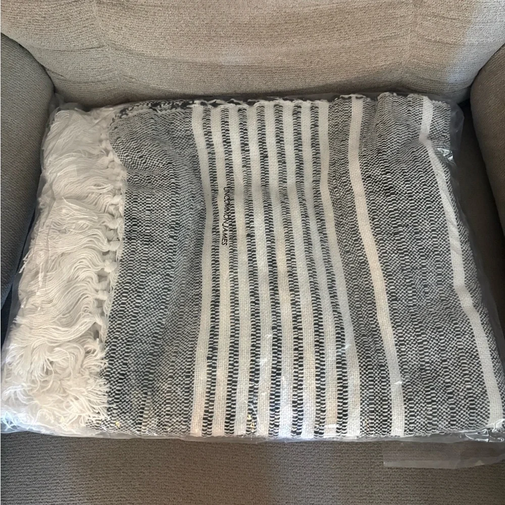 NEW Uncommon James black and white throw bracelet